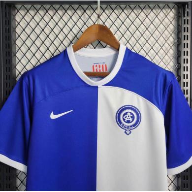 camiseta y la nueva ropa azul y blanca del Atlético de Madrid por su 120 aniversario